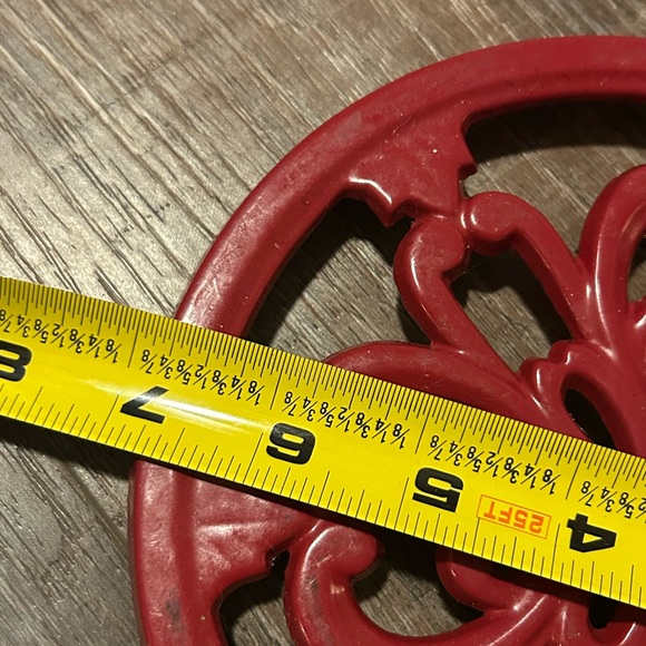 ENAMELED CAST IRON ROUND TRIVET RED 7” 2018 o.d.i. HG105 box - Picture 3 of 6